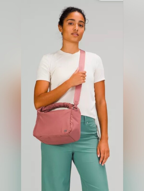lululemon athletica Handbags - 🆕 Lululemon Gathered Handle Dusty Rose Shoulder Bag 6L Like New Condition